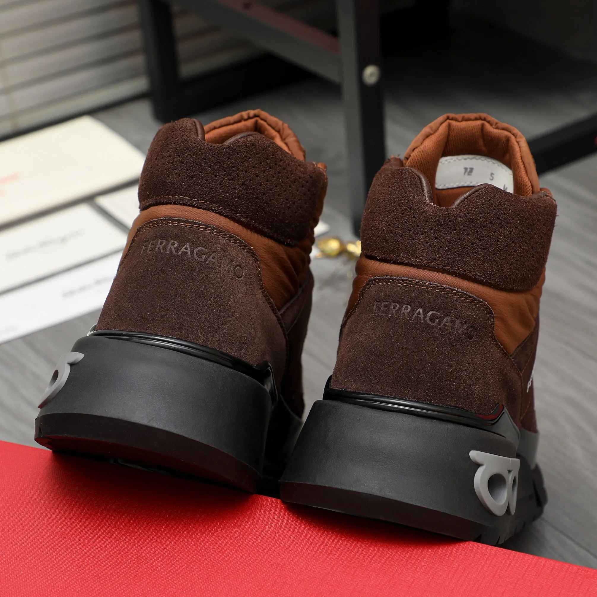Men's shoes 💰640 Product trademark: Ferragamo "Ferragamo" high-top casual shoes Regular size: 38-46 (45.46 is custom-made and non-returnable) Product materials: Selected frosted cowhide stitching cloth upper, cowhide lining, original outsole